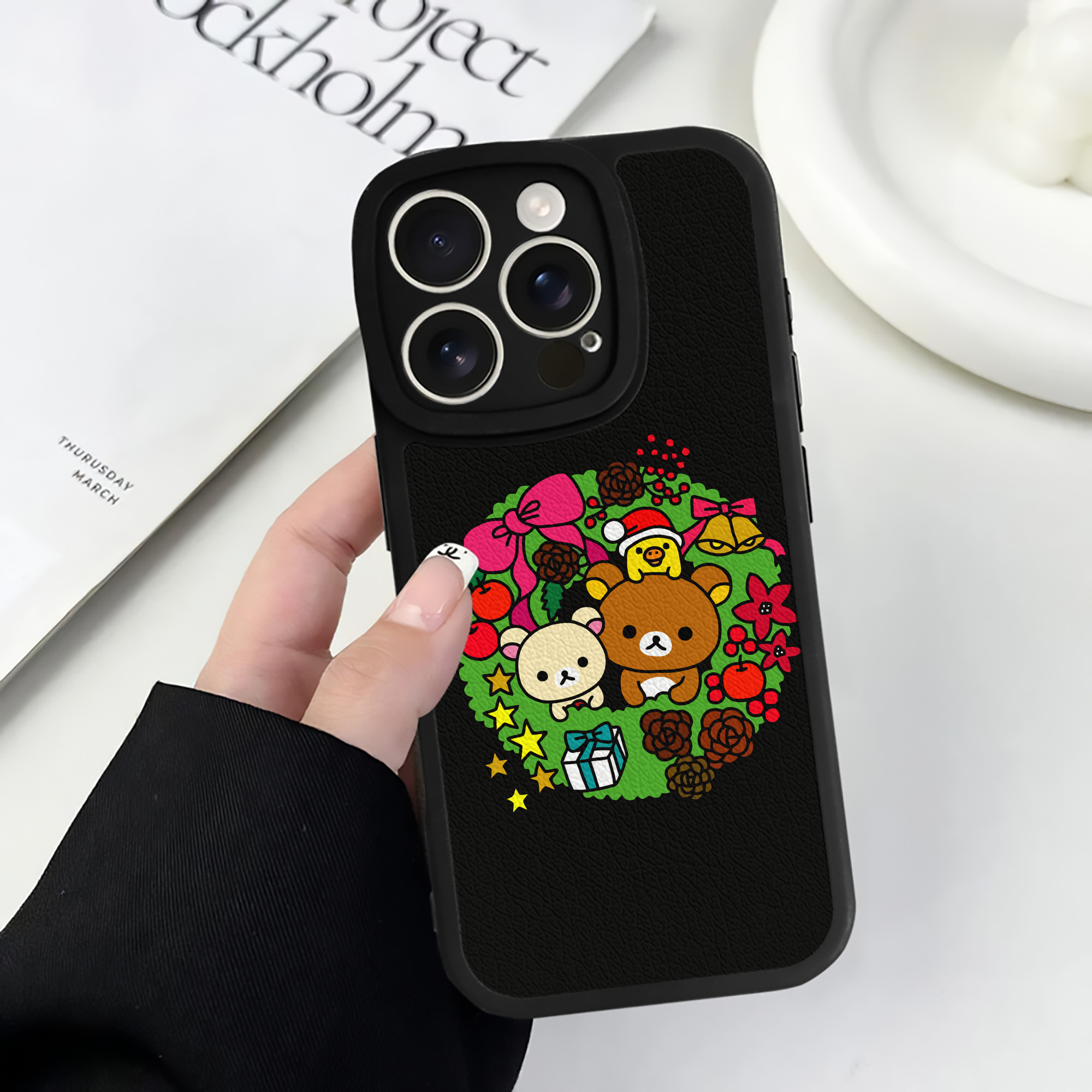 （画像用） リラックマ リラックマ キイロイトリ Rilakkuma Korilakkuma Kiiroitori 【iPhone 16シリーズ対応】シリコンスマホケース（レザー調） 材質：シリコン